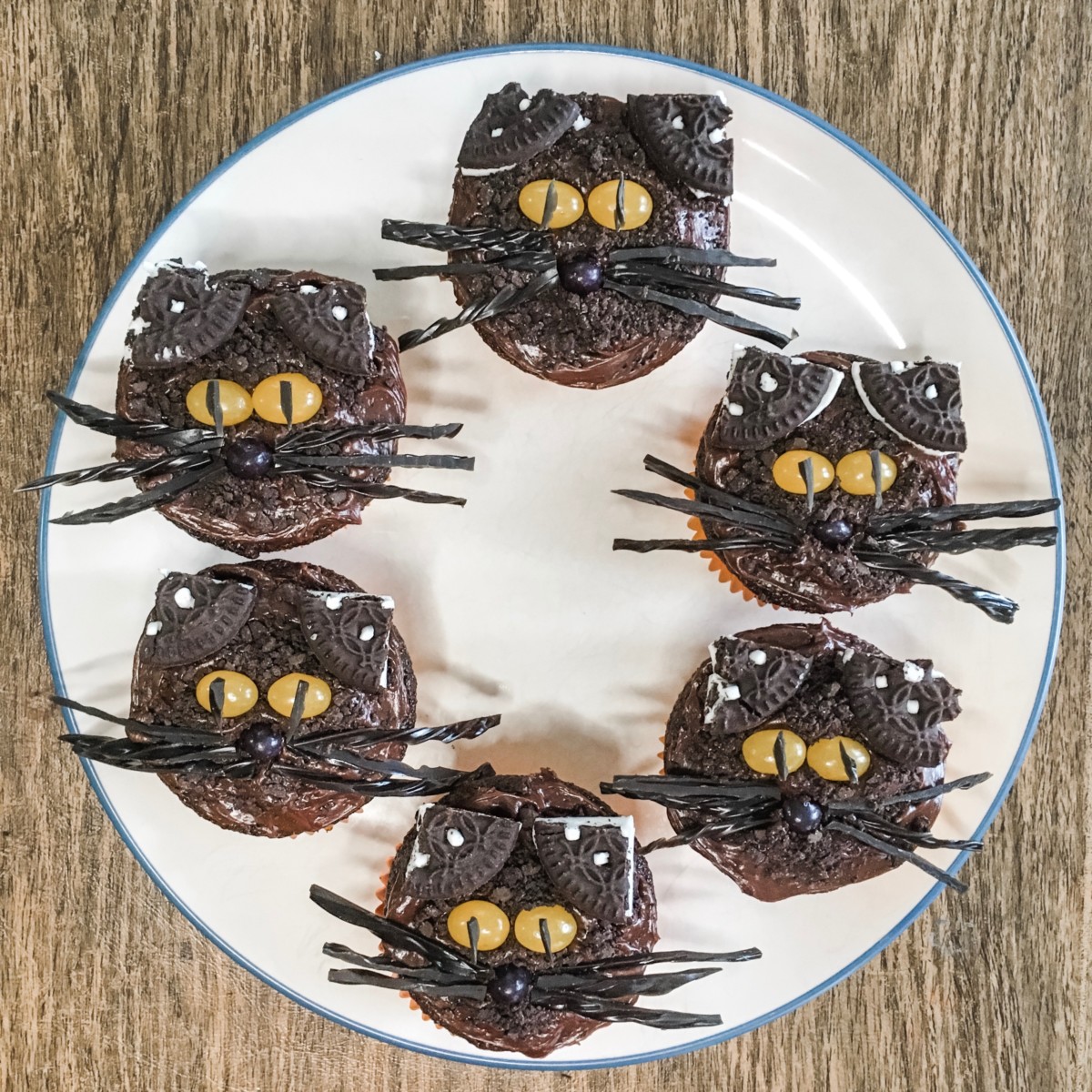 halloween kitty cupcakes